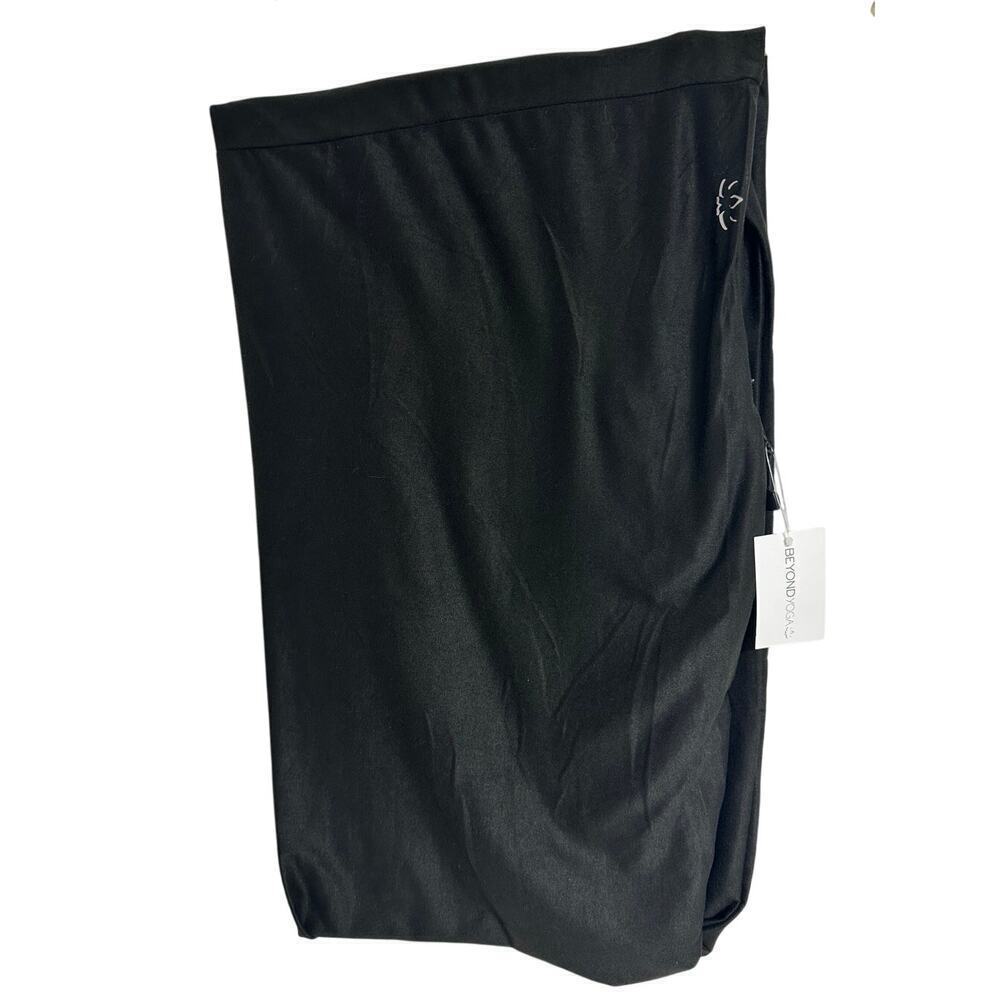 🖤 Beyond Yoga Pocket Infinity Scarf – Black | NWT | Cozy with a Secret 🖤